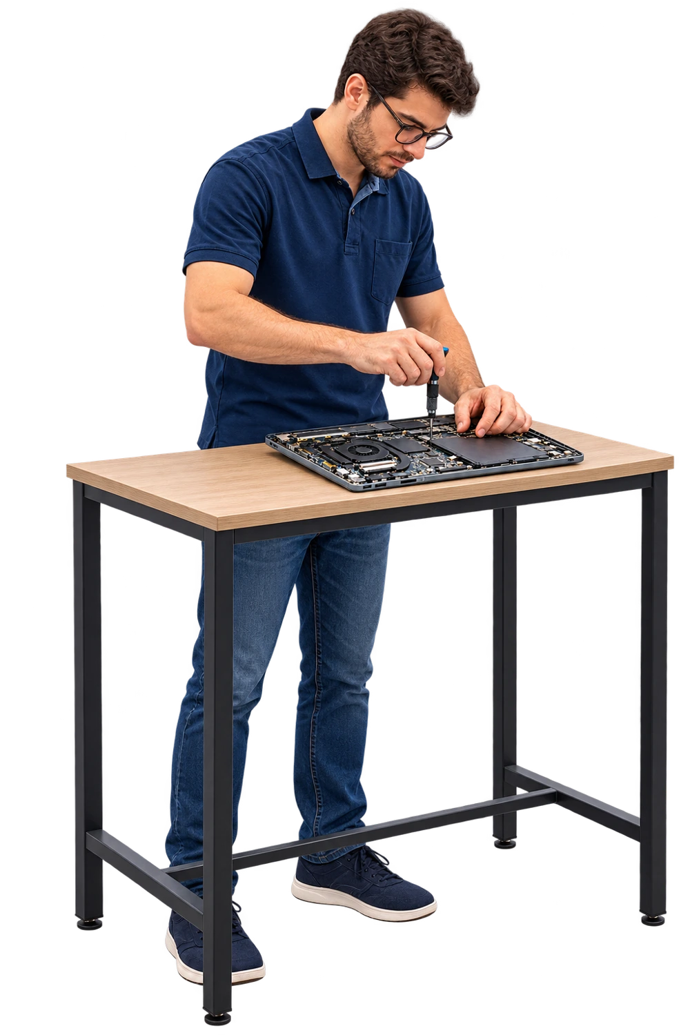 Técnico revisando los componentes de una laptop